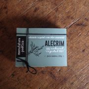 Embalagem Manufatura Poética com texto: sabonete artesanal de alecrim, 100% vegetal e natural e silhueta de galho de alecrim