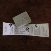 Sabonete de lavandim Manufatura Poética, com embalagem que tem trechos de poemas de Fernando Pessoa